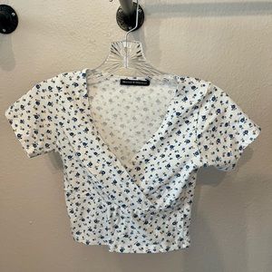 Brandy Melville Floral Top. Size: OS. Color: White/Blue.